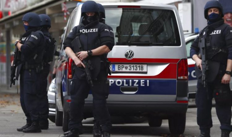 Policia austriake arreston dhjetëra protestues që ndërprenë marshimin e ekstremit të djathtë në Vjenë