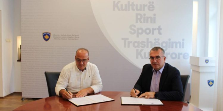 MKRS-ja dhe Komuna e Podujevës nënshkruajnë marrëveshje për ndërtimin e pishinës gjysmë-olimpike