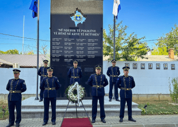 Stafi i Ambasadës së SHBA-së bën homazhe te pllaka memoriale e policëve të rënë në detyrë