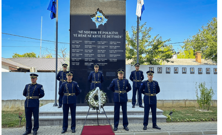 Stafi i Ambasadës së SHBA-së bën homazhe te pllaka memoriale e policëve të rënë në detyrë
