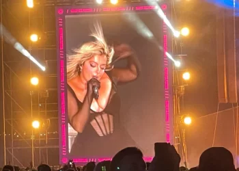 Gjakun e kemi një! Bebe Rexha emocionon publikun, flet shqip gjatë koncertit në Kosovë