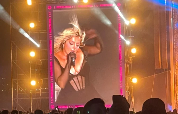 Gjakun e kemi një! Bebe Rexha emocionon publikun, flet shqip gjatë koncertit në Kosovë