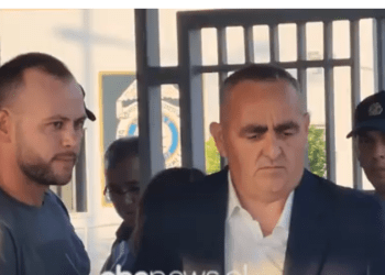 Fredi Beleri del nga burgu për t’u betuar si eurodeputet në PE