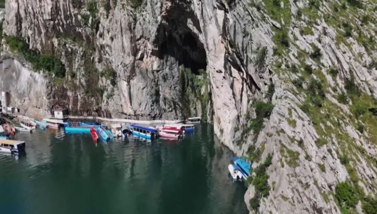 Humb jetën një 39-vjeçare nga Franca në Liqenin e Komanit