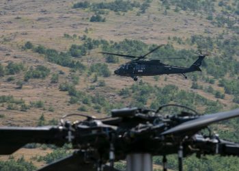 Zjarri në rrethinat e Tropojës, Malaj: KFOR-i amerikan në Kosovë, nga ajri shpëtoi jetë njerëzish, prona e pyje