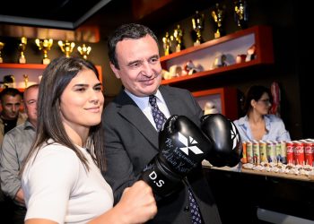 Përurorhen hapësirat stërvitore të boksit në Prishtinë, Kurtit i dhurohen një palë doreza nga boksierja Sadiku