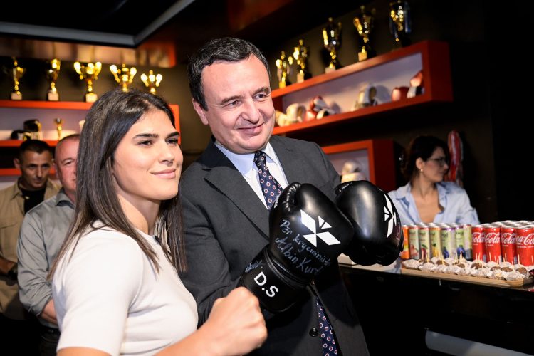 Përurorhen hapësirat stërvitore të boksit në Prishtinë, Kurtit i dhurohen një palë doreza nga boksierja Sadiku