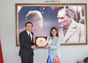 Kurti takon Kryetaren e Foçës në provincën e Izmirit, folën për kontributin e mërgatës shqiptare