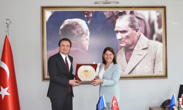 Kurti takon Kryetaren e Foçës në provincën e Izmirit, folën për kontributin e mërgatës shqiptare