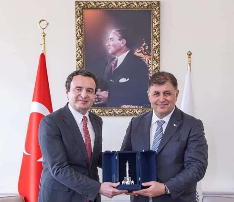 Kryeministri Kurti takoi kryetarin e Bashkisë Metropolitane të Izmirit