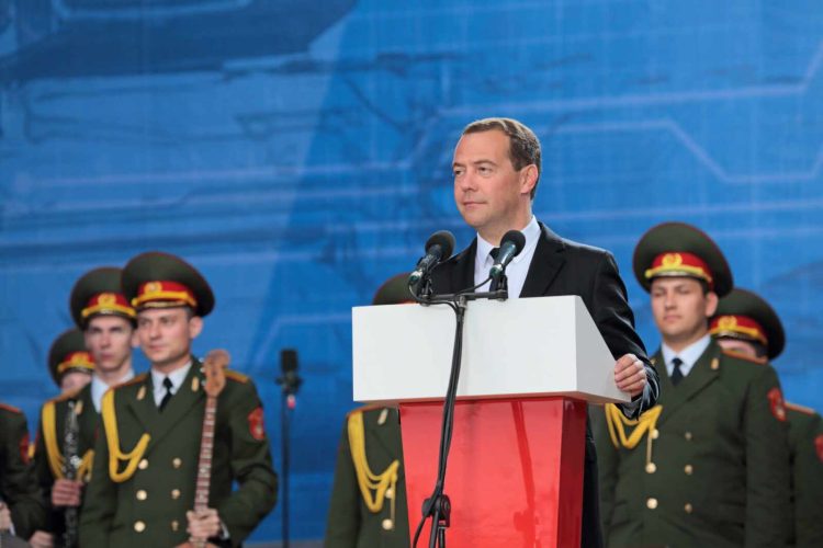 Medvedev: Hyrja e Ukrainës në NATO deklaratë lufte, Aleanca duhet të parandalojë copëtimin e planetit