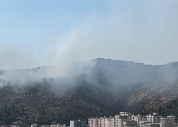 Zjarr në malin e Shëngjinit, rrezikohen banesat ku qëndrojnë pushuesit