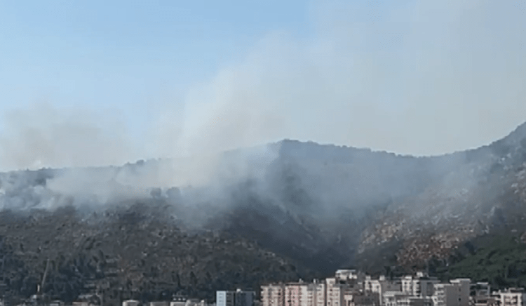 Zjarr në malin e Shëngjinit, rrezikohen banesat ku qëndrojnë pushuesit