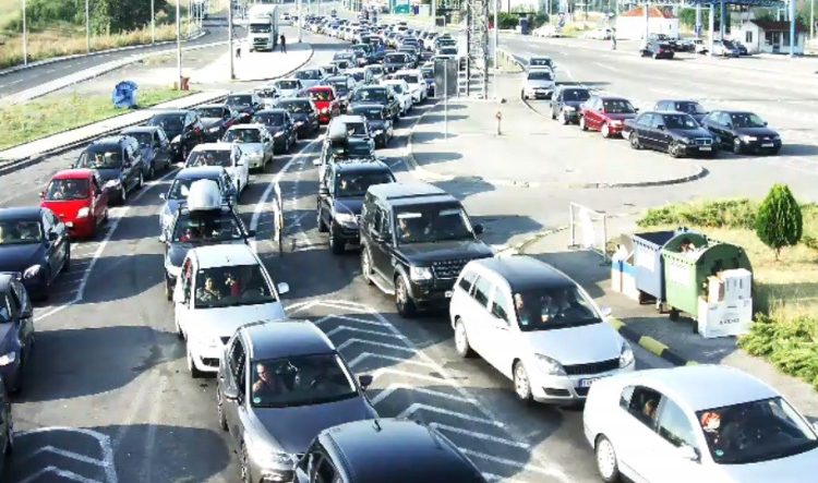 Në Muçibabë pritjet deri në një orë për të hyrë në Kosovë