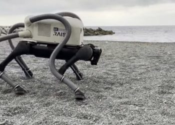 Njihuni me ‘robotin me katër këmbë’ që pastron ‘bishtat e cigareve’ në plazhe