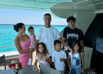Ronaldo ndan një foto të ëmbël familjare nga pushimet verore