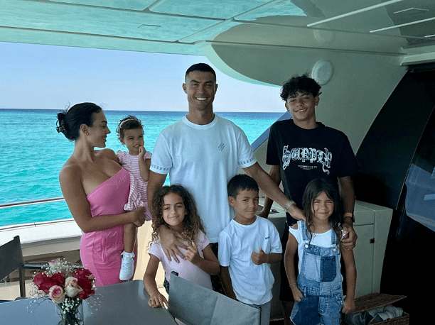 Ronaldo ndan një foto të ëmbël familjare nga pushimet verore
