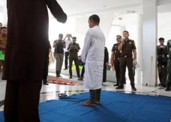 42 goditje me bastun për një birrë