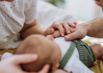 Gjyshërit në Suedi mund të paguhen për t’u kujdesur për nipërit e tyre, sipas një ligji të ri