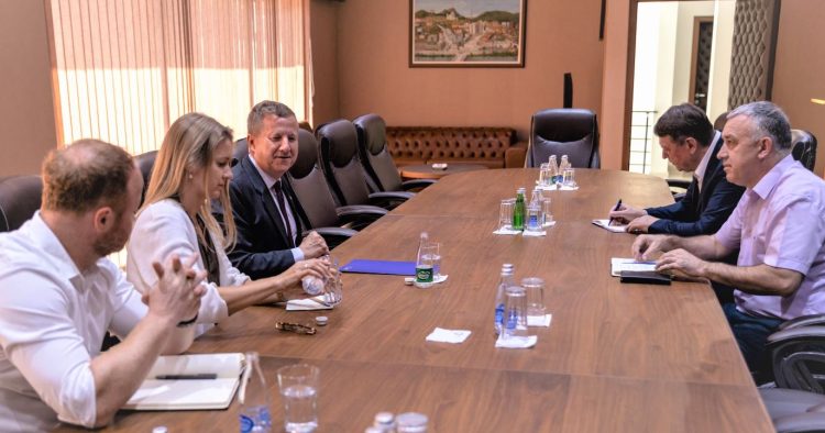 Szunyog vizitoi veriun: Kosova dhe Serbia të kenë angazhim të sinqertë në dialog