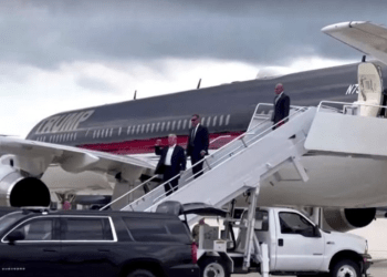 ‘Shpëtova se pashë larg’, Trump mbërrin në Milwaukee pas atentatit