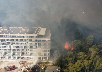 Zjarret evakuojnë banorët nga Shëngjini, pritet të shkojnë edhe dy aeroplanë për ndihmë