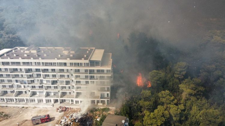 Zjarret evakuojnë banorët nga Shëngjini, pritet të shkojnë edhe dy aeroplanë për ndihmë