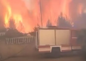 Moment i frikshëm kur zjarrfikësit në Shëngjin bllokohen në mes të flakëve (VIDEO)