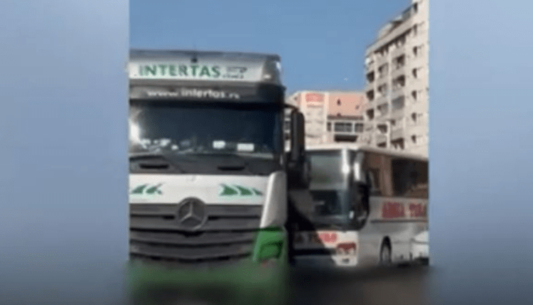 Aksident mes taksisë dhe autobusit në Fushë Kosovë (Video)