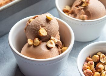 Akullore kremoze me lajthi, recete e shpejtë e përgatitjes në shtëpi