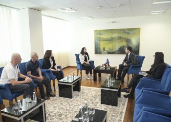 Kurti mirëpret në takim Elhame Muqollin, e mbijetuar e ma*sakrës së Paklekut