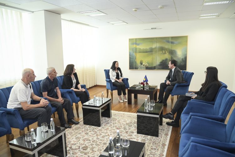 Kurti mirëpret në takim Elhame Muqollin, e mbijetuar e ma*sakrës së Paklekut