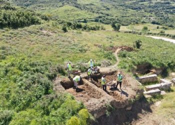 Gërmimet arkeologjike në Amantia zbulojnë të tjera v*arre monumentale