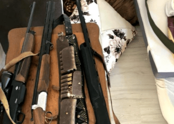 Policia gjen armë e municion në shtëpinë e një burri në Koliq