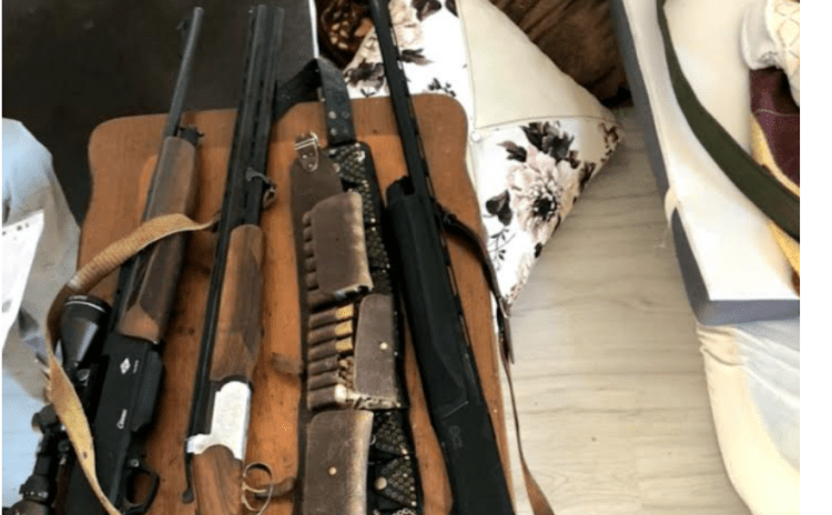 Policia gjen armë e municion në shtëpinë e një burri në Koliq