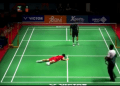 Moment dramatik, bie përtokë në mes të lojës, talenti kinez ndërron jetë duke luajtur badminton (Video)