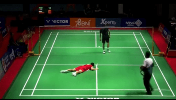 Moment dramatik, bie përtokë në mes të lojës, talenti kinez ndërron jetë duke luajtur badminton (Video)
