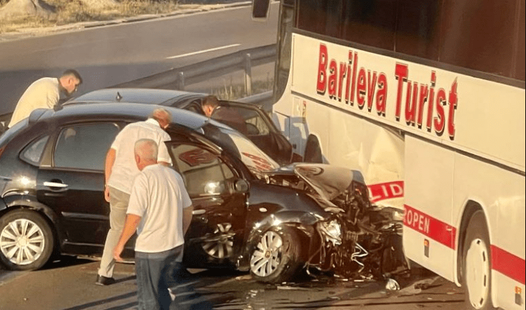 Aksident i rëndë në Komoran, tre të lenduar