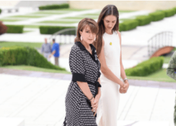 Emina Çunmulaj viziton varrezat e Jasharajve në Prekaz