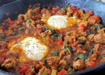 Fërgesë në furrë me mish të grirë dhe vezë, një drekë e shijshme