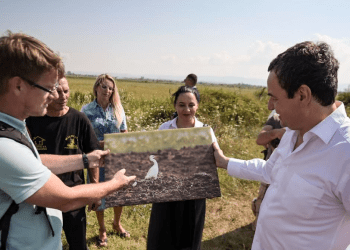 Kryeministri Kurti në Henc, bashkë me fotografë të shpezëve, kafshëve të egra dhe natyrës