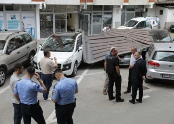 ‘Erërat e forta’, llamarina e kulmit bie mbi makina në Prishtinë