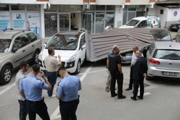 ‘Erërat e forta’, llamarina e kulmit bie mbi makina në Prishtinë