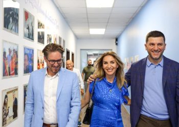 Kryetari Krasniqi i pret në takim deputetin kanadez, Kyle dhe gruan e tij, Fluturën