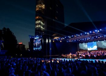 Mbi 200 muzikantë performuan në sheshin “Skënderbeu” në nder të çlirimit të Kosovës dhe pavarësisë së ShBA-së