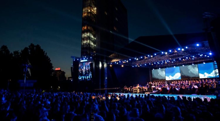 Mbi 200 muzikantë performuan në sheshin “Skënderbeu” në nder të çlirimit të Kosovës dhe pavarësisë së ShBA-së