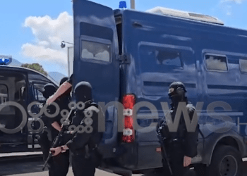 Si nëpër filma, i shoqëruar nga dhjetëra policë, ‘i tmerrshmi’ Laert Haxhiu prek tokën shqiptare (Video)