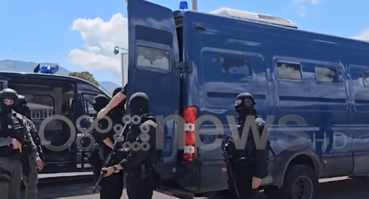 Si nëpër filma, i shoqëruar nga dhjetëra policë, ‘i tmerrshmi’ Laert Haxhiu prek tokën shqiptare (Video)