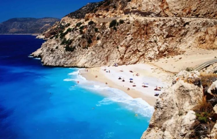 National Geographic: Plazhi i Pasqyrave mes 6 resorteve sekrete të Evropës