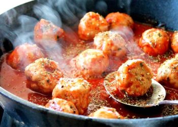Qofte të pjekura me djathë dhe salcë domatesh, ushqim i lehtë veror
